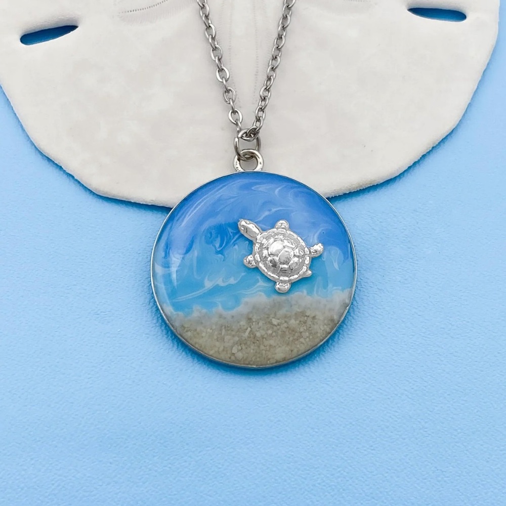 NWT 🏝️ HAND PAINT OCEAN SAND IN RESIN SEA TURTLE STAINLESS STEEL CHAIN NECKLACE
